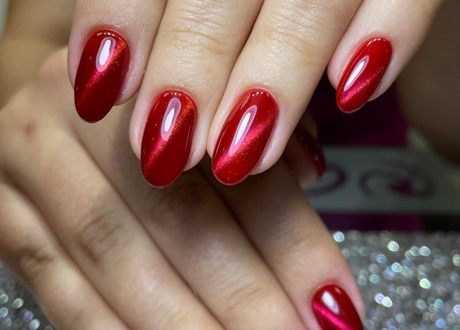 Uñas rojas brillantes en Nail's Yube, Valencia, Carabobo, VE.