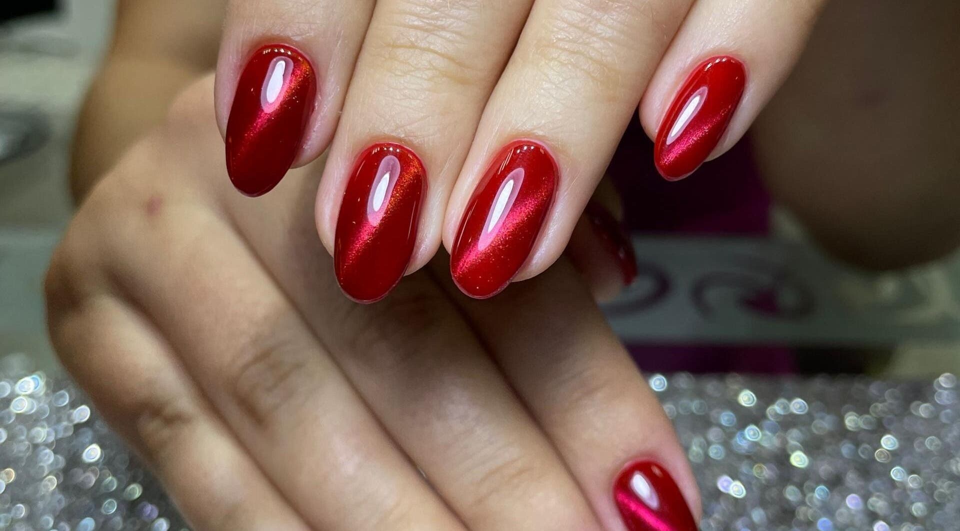 Uñas rojas brillantes en Nail's Yube, Valencia, Carabobo, VE.