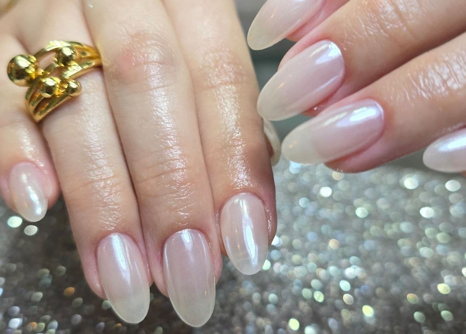 Uñas brillantes en Nail's Yube, Valencia, Carabobo, VE destacando con brillo elegante.