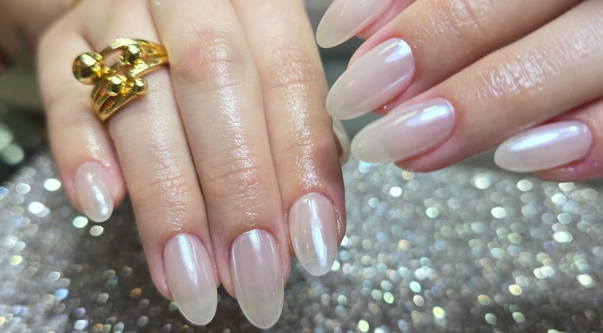 Uñas brillantes en Nail's Yube, Valencia, Carabobo, VE destacando con brillo elegante.