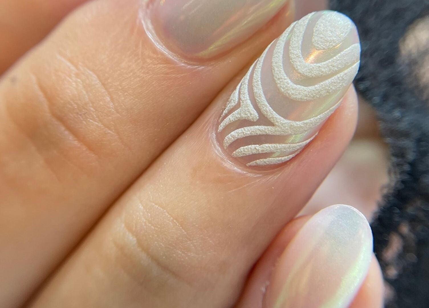 Diseño de uñas blanco en Nail's Yube, Valencia, Carabobo, VE con arte detallado y elegante.