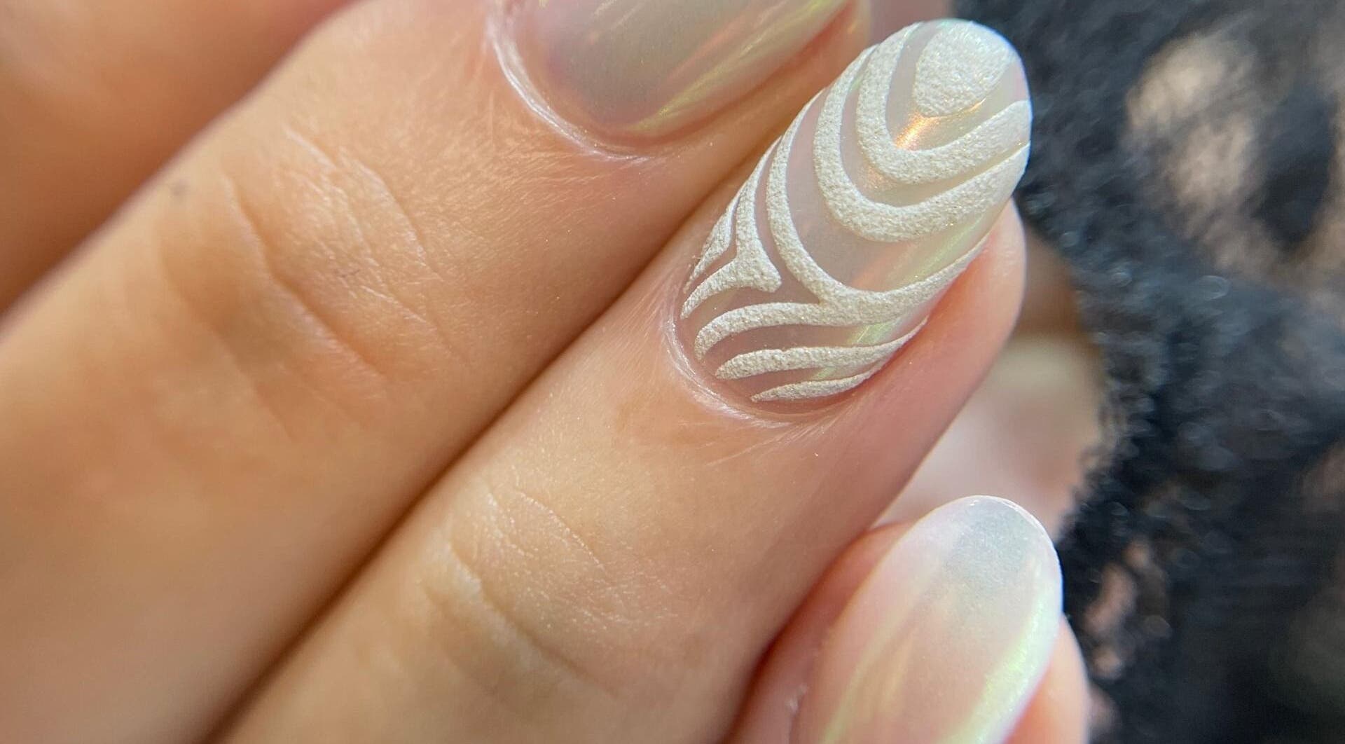 Diseño de uñas blanco en Nail's Yube, Valencia, Carabobo, VE con arte detallado y elegante.
