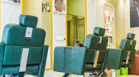 Vintage Unisex Salon