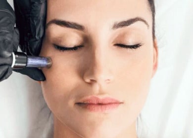Soin hydrafacial professionnel à TY BEAUTÉ, VANNES, FR pour une peau éclatante et revitalisée.