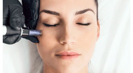 Soin hydrafacial professionnel à TY BEAUTÉ, VANNES, FR pour une peau éclatante et revitalisée.