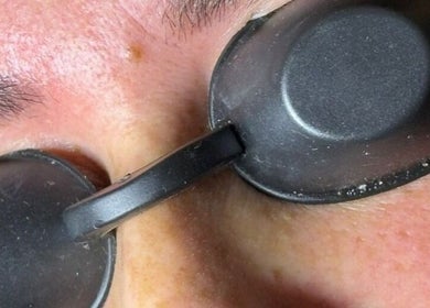 Soin du visage avec lunettes de protection à TY BEAUTÉ, VANNES, FR.