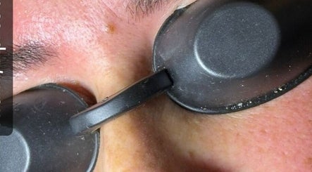 Soin du visage avec lunettes de protection à TY BEAUTÉ, VANNES, FR.