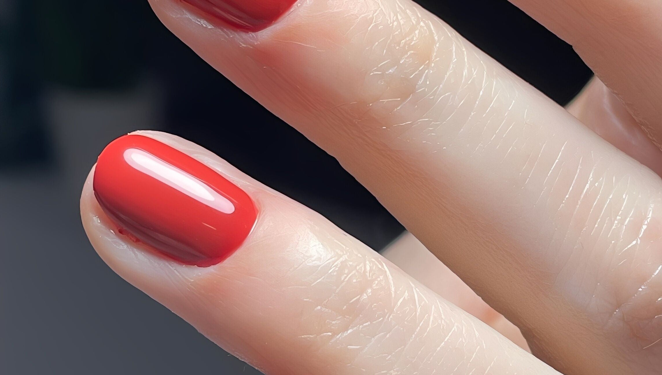 Unhas pintadas de vermelho brilhante no Tulipa Nail Studio, Águas Santas, Porto, PT.