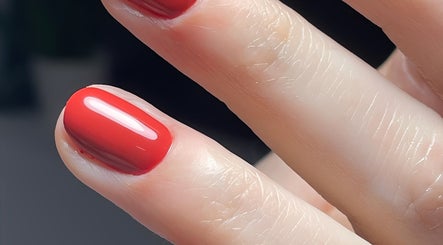 Unhas pintadas de vermelho brilhante no Tulipa Nail Studio, Águas Santas, Porto, PT.