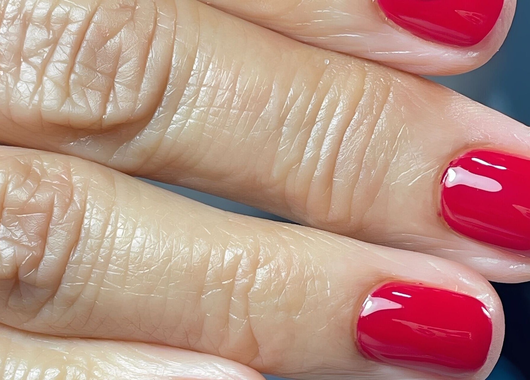 Unhas esmaltadas em vermelho no Tulipa Nail Studio, Águas Santas, Porto, PT