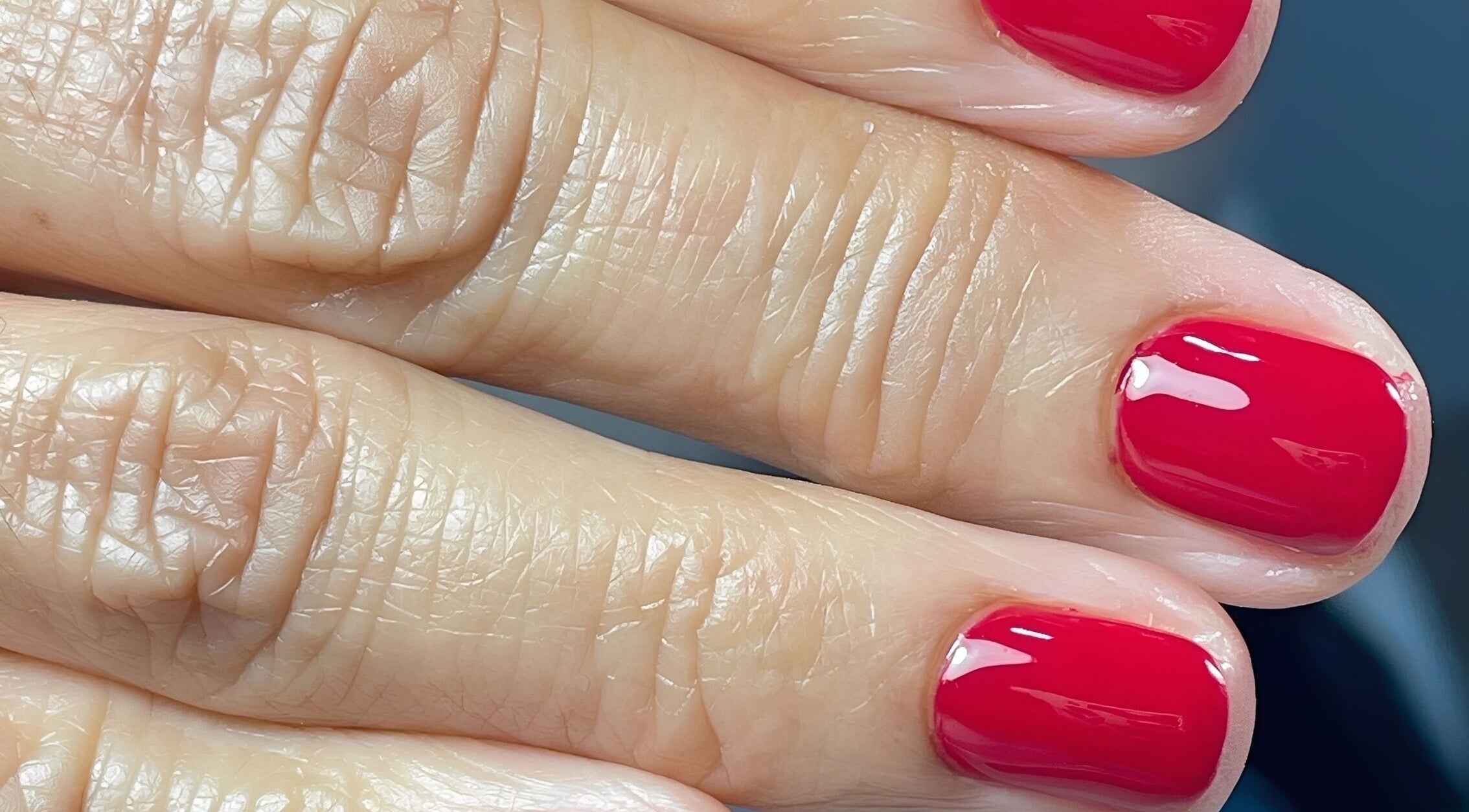 Unhas esmaltadas em vermelho no Tulipa Nail Studio, Águas Santas, Porto, PT