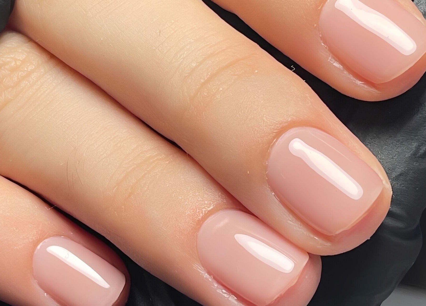 Unhas com esmalte nude impecáveis em Tulipa Nail Studio, Águas Santas, Porto, PT.