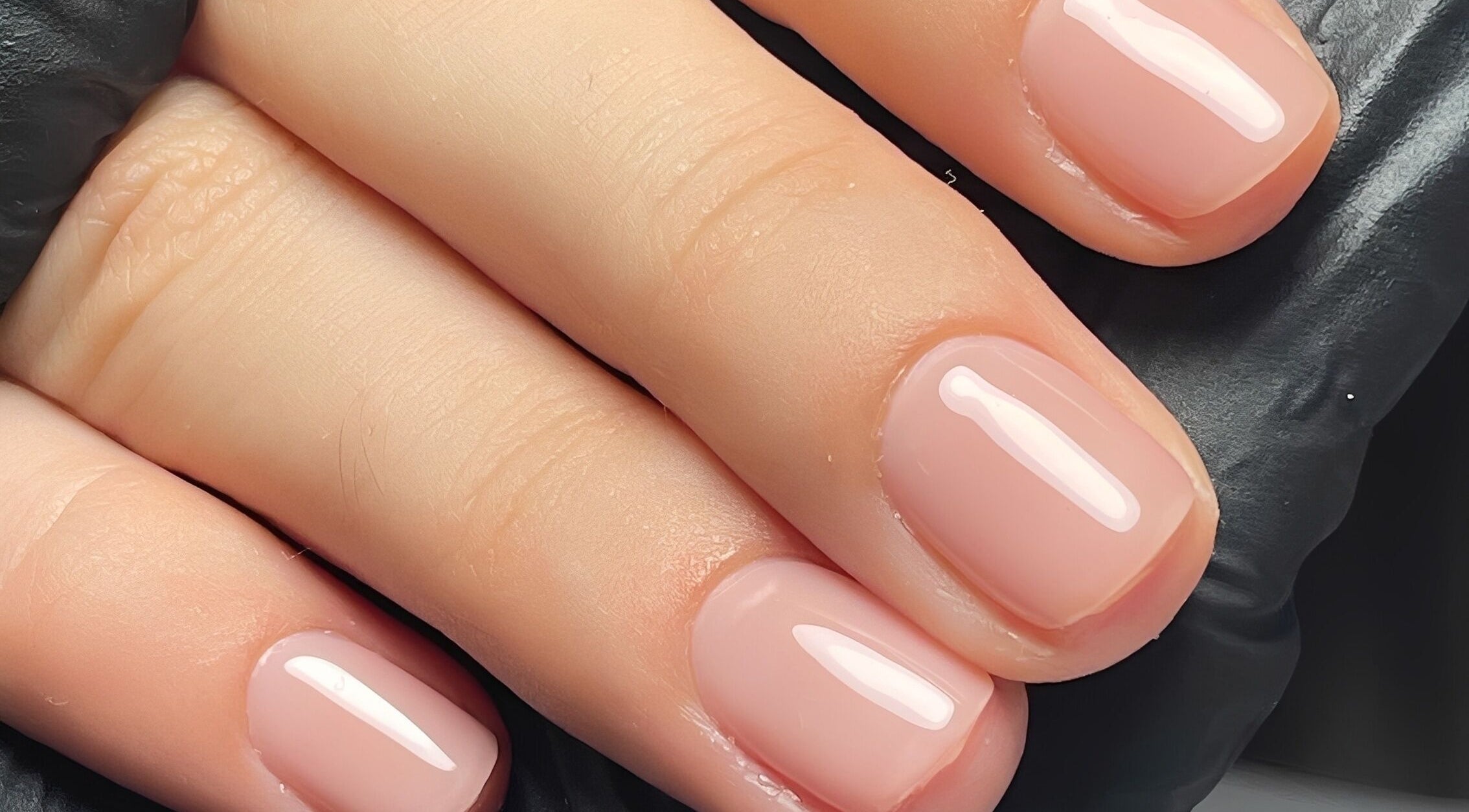 Unhas com esmalte nude impecáveis em Tulipa Nail Studio, Águas Santas, Porto, PT.