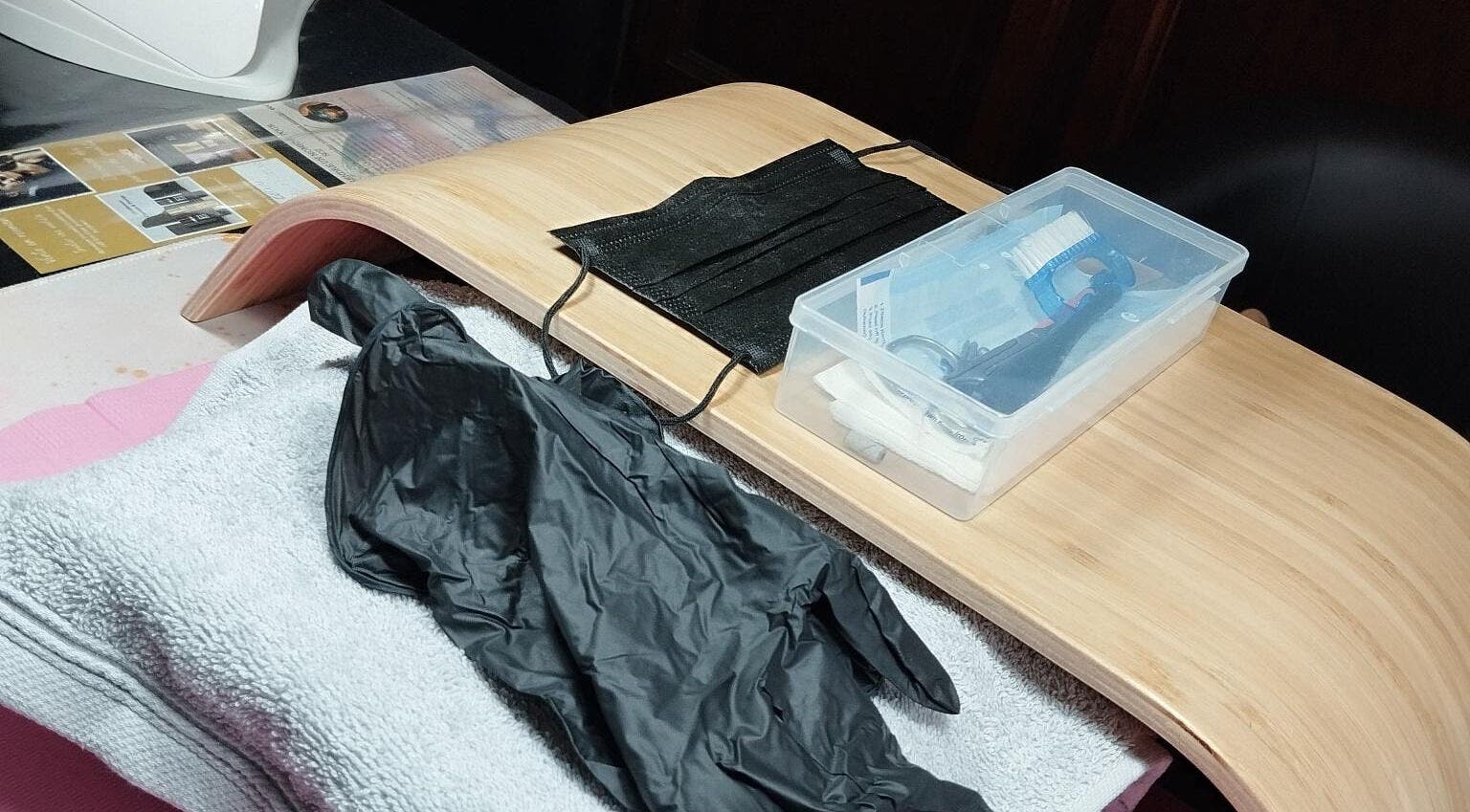 Outils manucure sur table en bois chez Phanienailsbeauty à Carcassonne, Occitanie, FR.