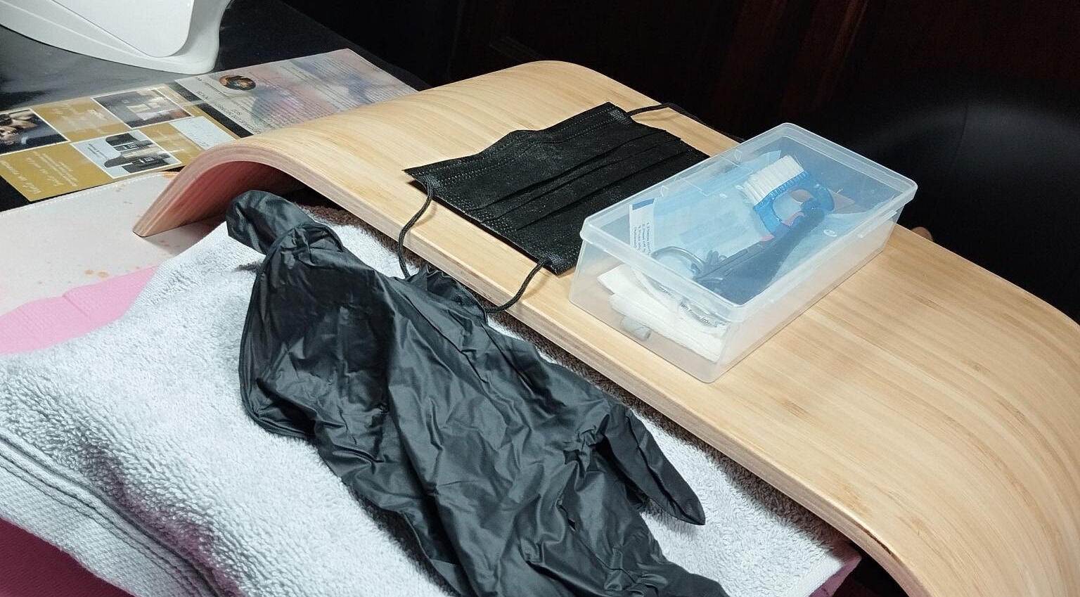 Outils manucure sur table en bois chez Phanienailsbeauty à Carcassonne, Occitanie, FR.