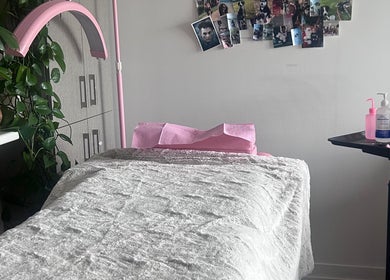 Treatment room at Ashley Esthétique in Sainte-thérèse, Quebec, CA with cozy bed and soothing decor.