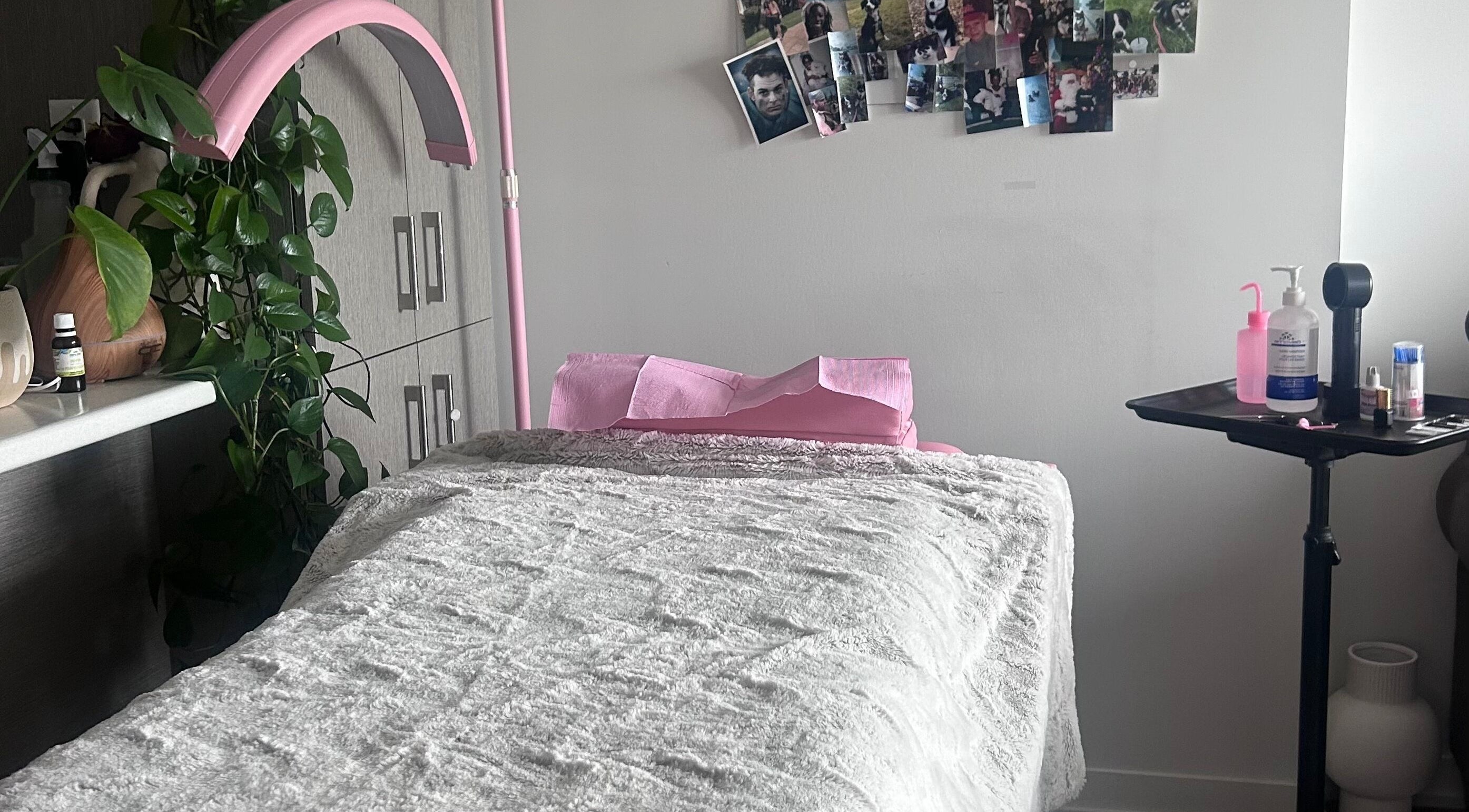 Treatment room at Ashley Esthétique in Sainte-thérèse, Quebec, CA with cozy bed and soothing decor.