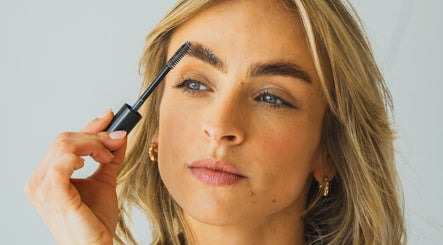 Tratamento de sobrancelhas na Belly Beauty - Sobrancelhas e Pestanas, Portimão, Faro, PT.