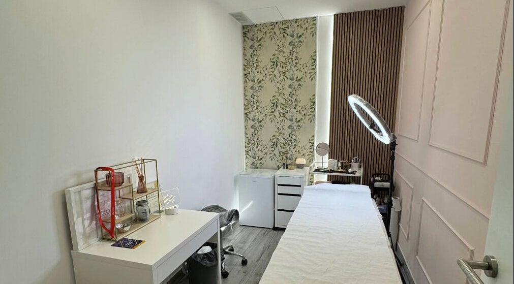 Sala de tratamento em Belly Beauty - Sobrancelhas e Pestanas em Portimão, Faro, PT, com decoração elegante.