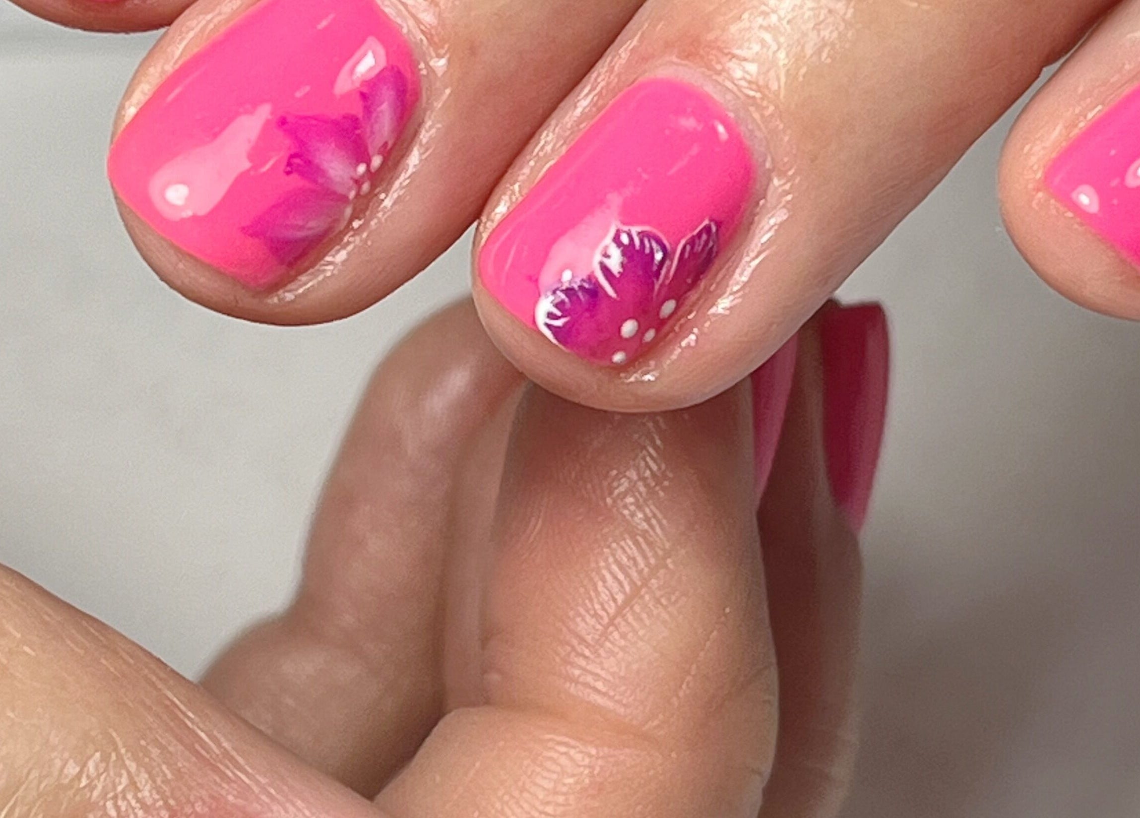 Ongles décorés de motifs floraux roses à Eloa Beauty, Genève, Genève, CH.