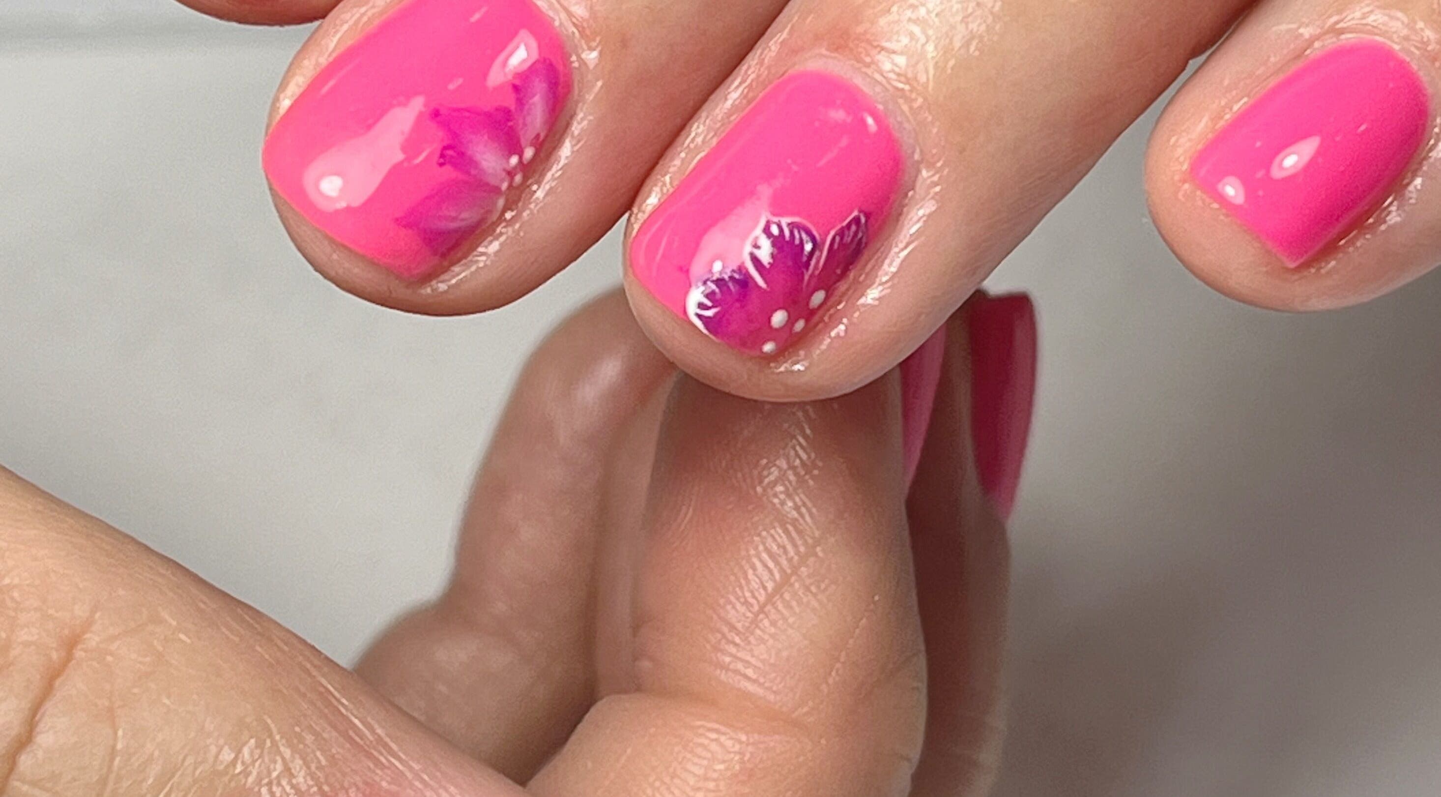 Ongles décorés de motifs floraux roses à Eloa Beauty, Genève, Genève, CH.