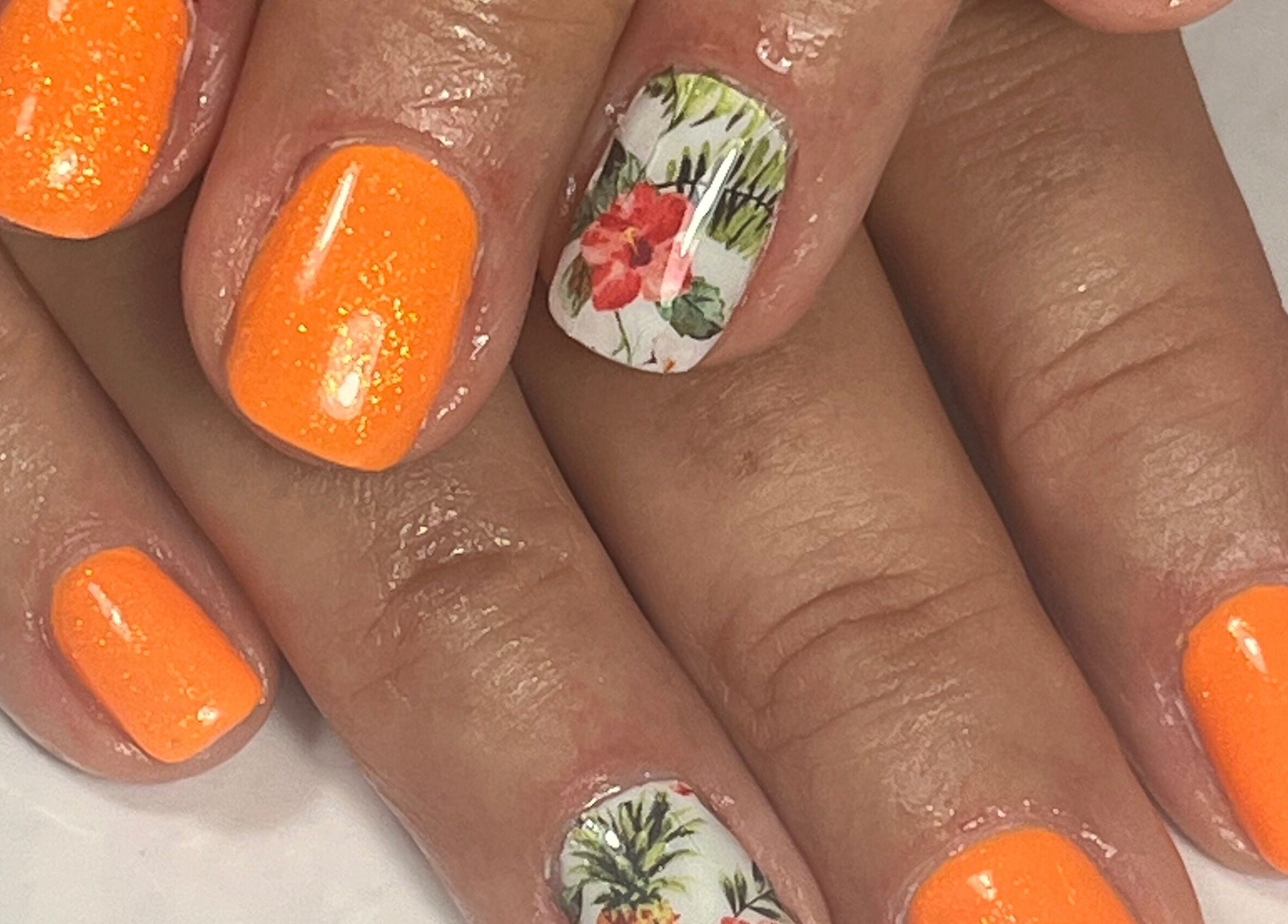 Designs d'ongles floraux éclatants à Eloa Beauty, Genève, Genève, CH.