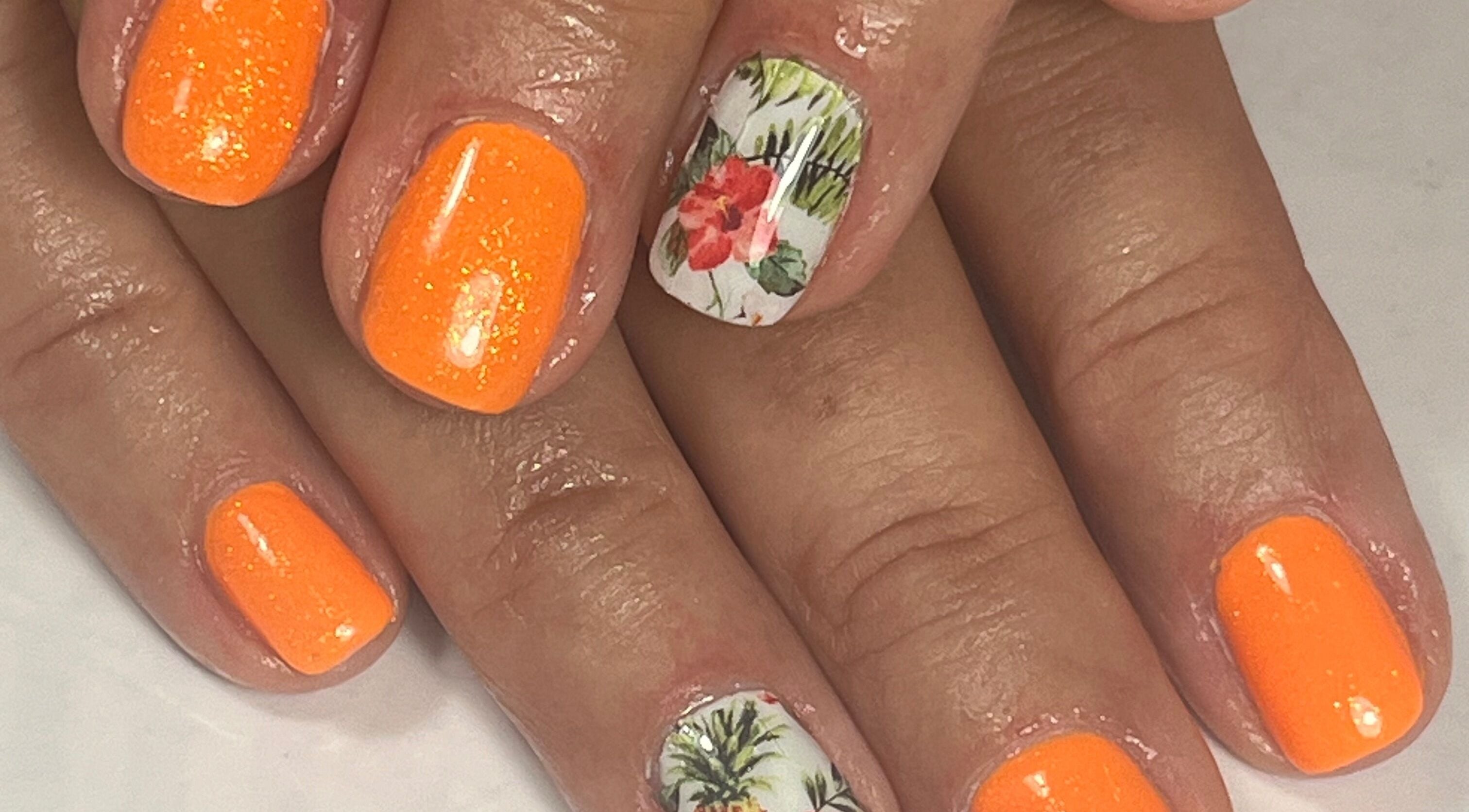 Designs d'ongles floraux éclatants à Eloa Beauty, Genève, Genève, CH.