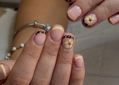 Beautiful floral nail art at On The Lash, Londonderry, Northern Ireland, GB.