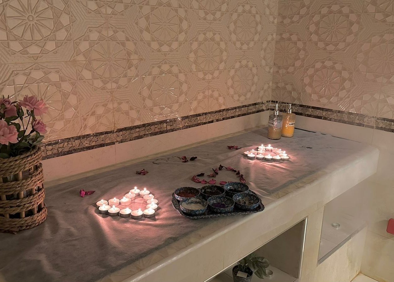 منظر مريح في بيوتي سيكريت صالون و سبا، الخبر، الشرقية، يتميز بشموع وزهور هادئة.