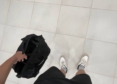 Chegada ao STUDIO - Eduardo Victor em São João Da Madeira, Aveiro, PT, com bolsa de ginástica.