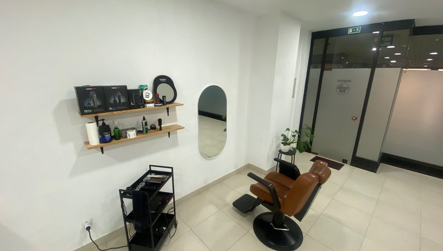 Interior do STUDIO - Eduardo Victor na São João Da Madeira, Aveiro, PT com cadeira e espelho moderno.