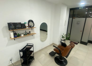 Interior do STUDIO - Eduardo Victor na São João Da Madeira, Aveiro, PT com cadeira e espelho moderno.