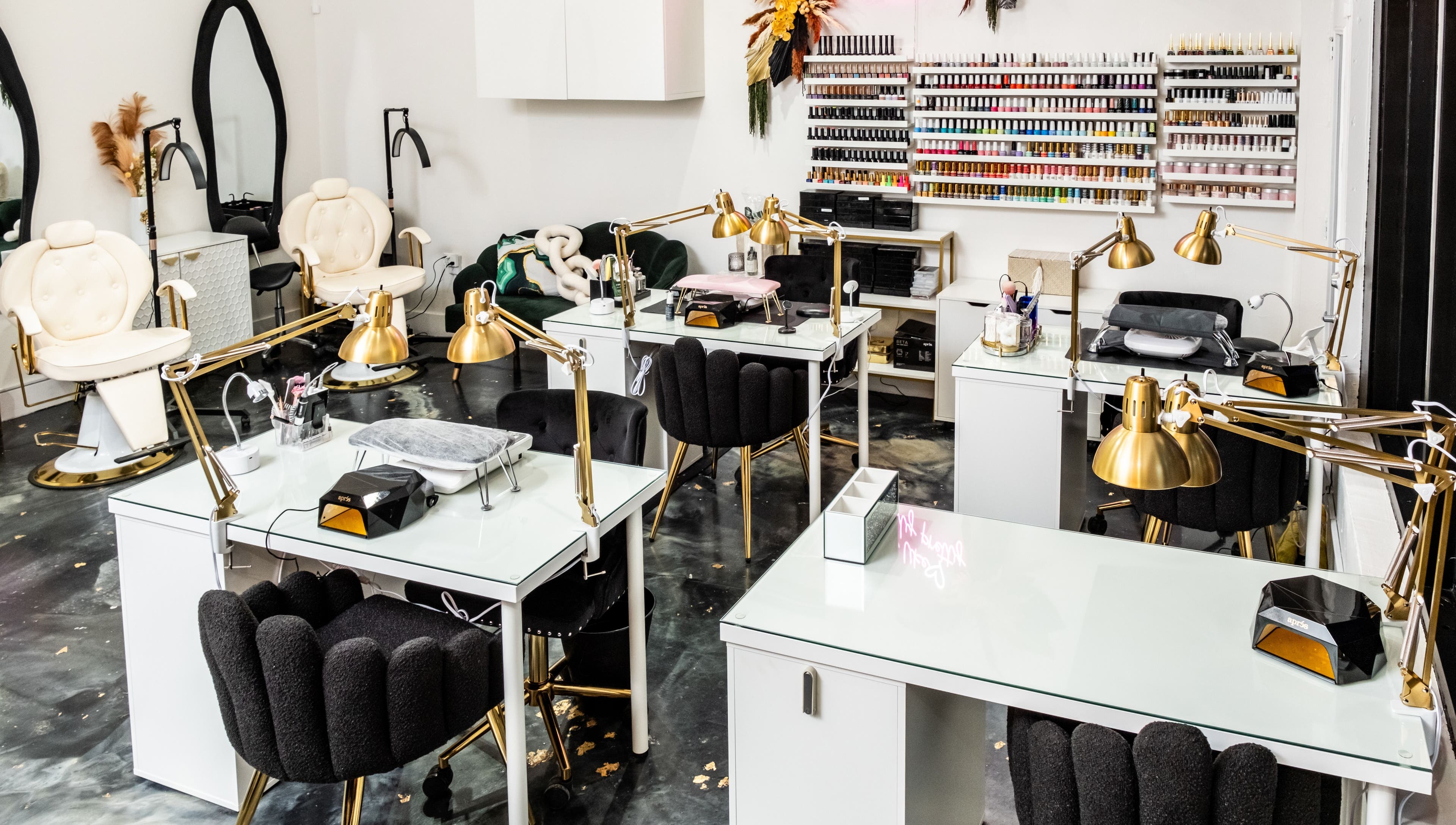 Interior moderno de Beauty Style by Yanet en Miami, Florida, US con estaciones de belleza y lámparas doradas.