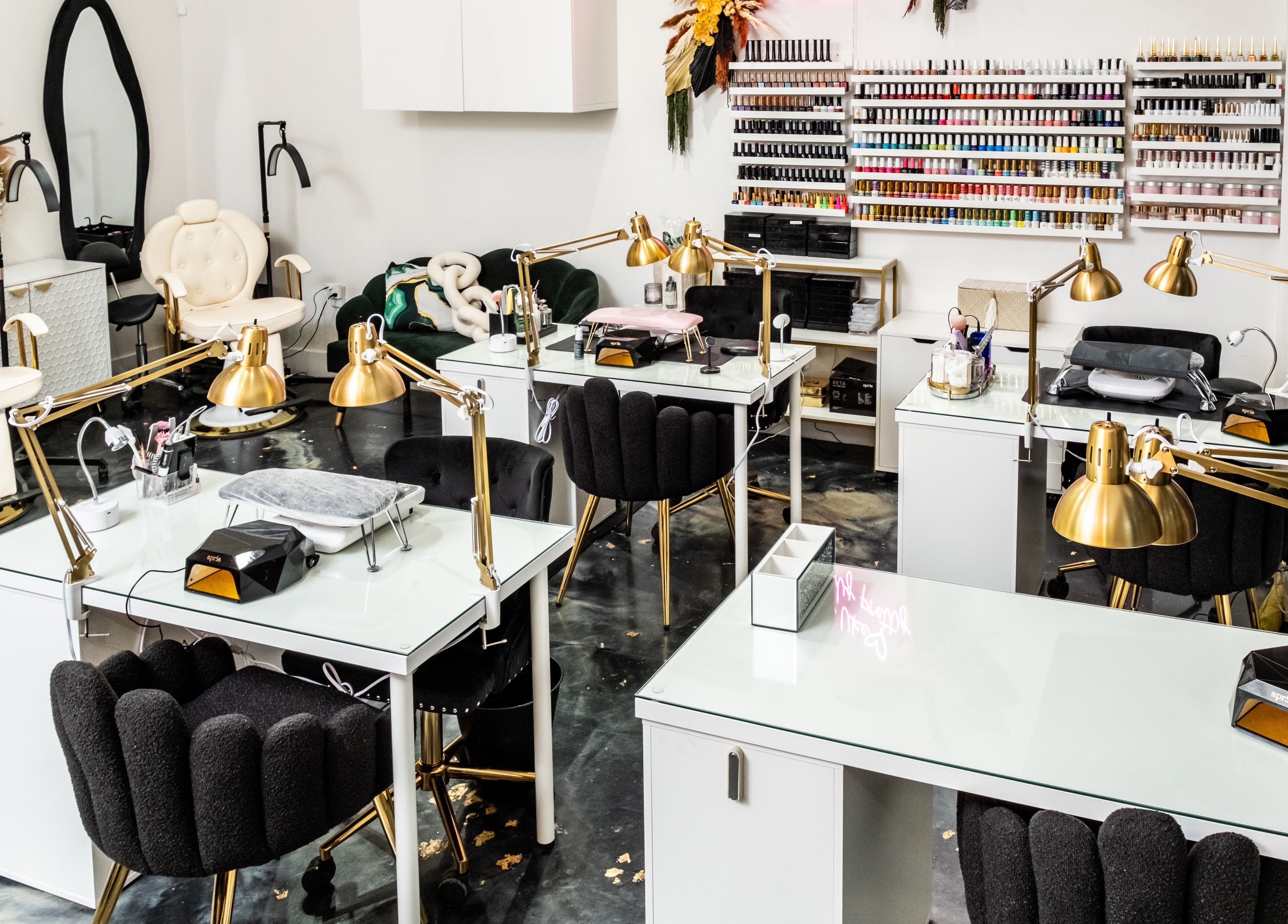 Interior moderno de Beauty Style by Yanet en Miami, Florida, US con estaciones de belleza y lámparas doradas.