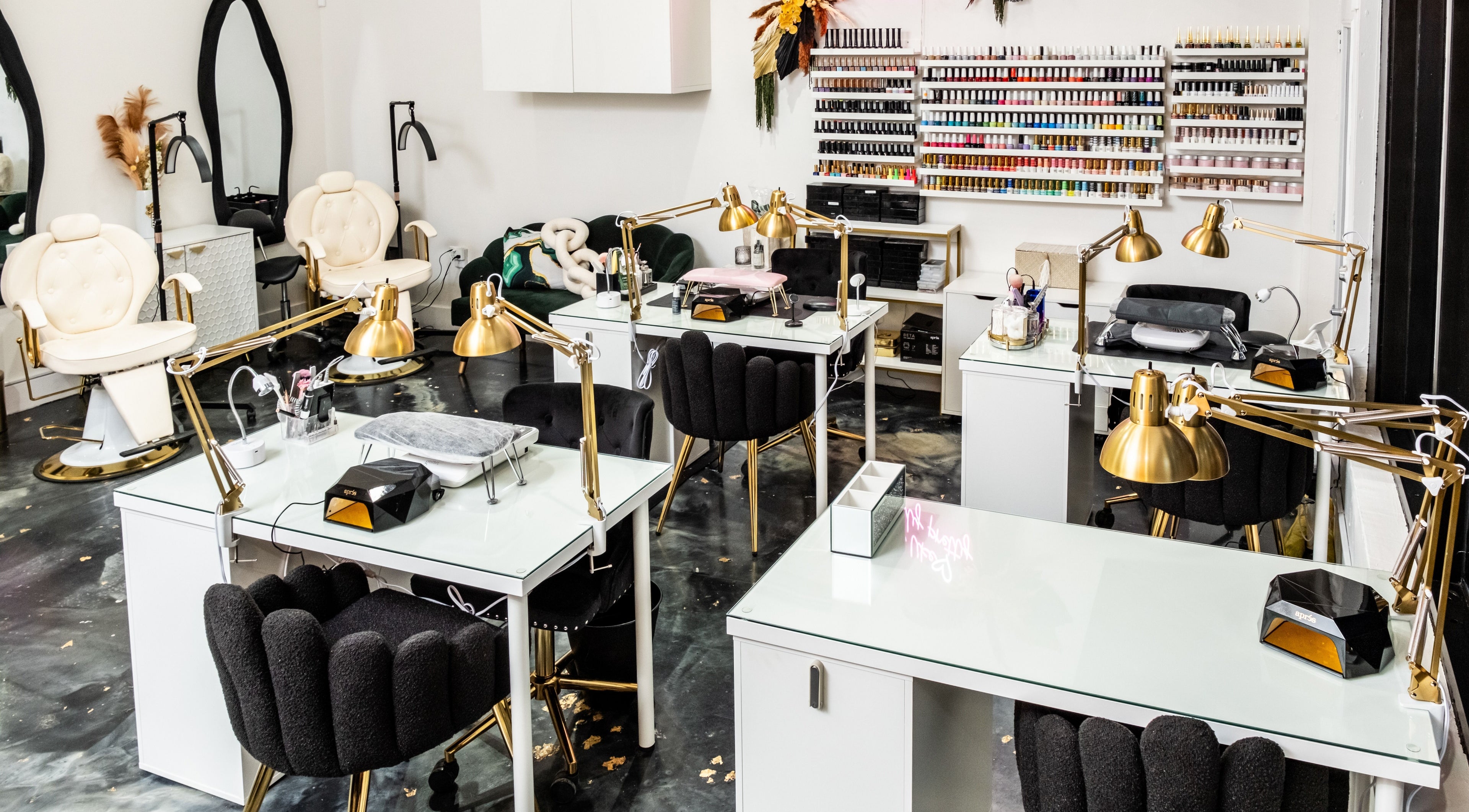 Interior moderno de Beauty Style by Yanet en Miami, Florida, US con estaciones de belleza y lámparas doradas.