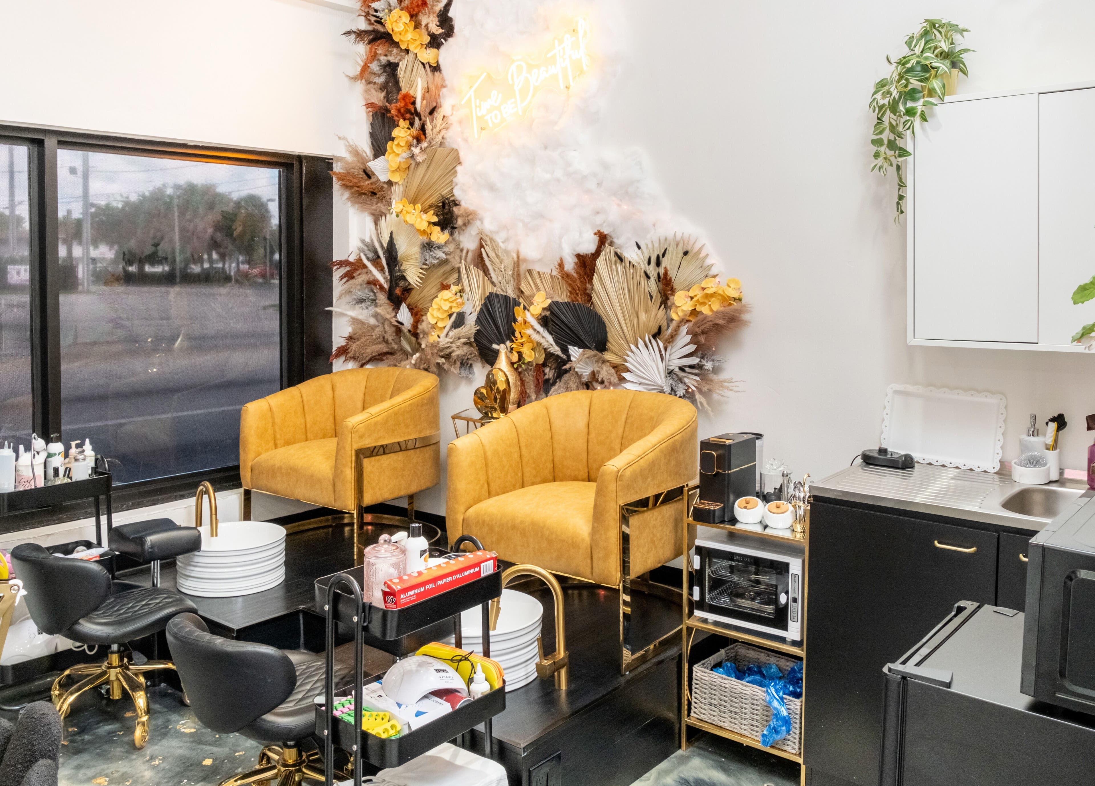 Espacio elegante en Beauty Style by Yanet, Miami, Florida, US, con sillas doradas y decoración natural.