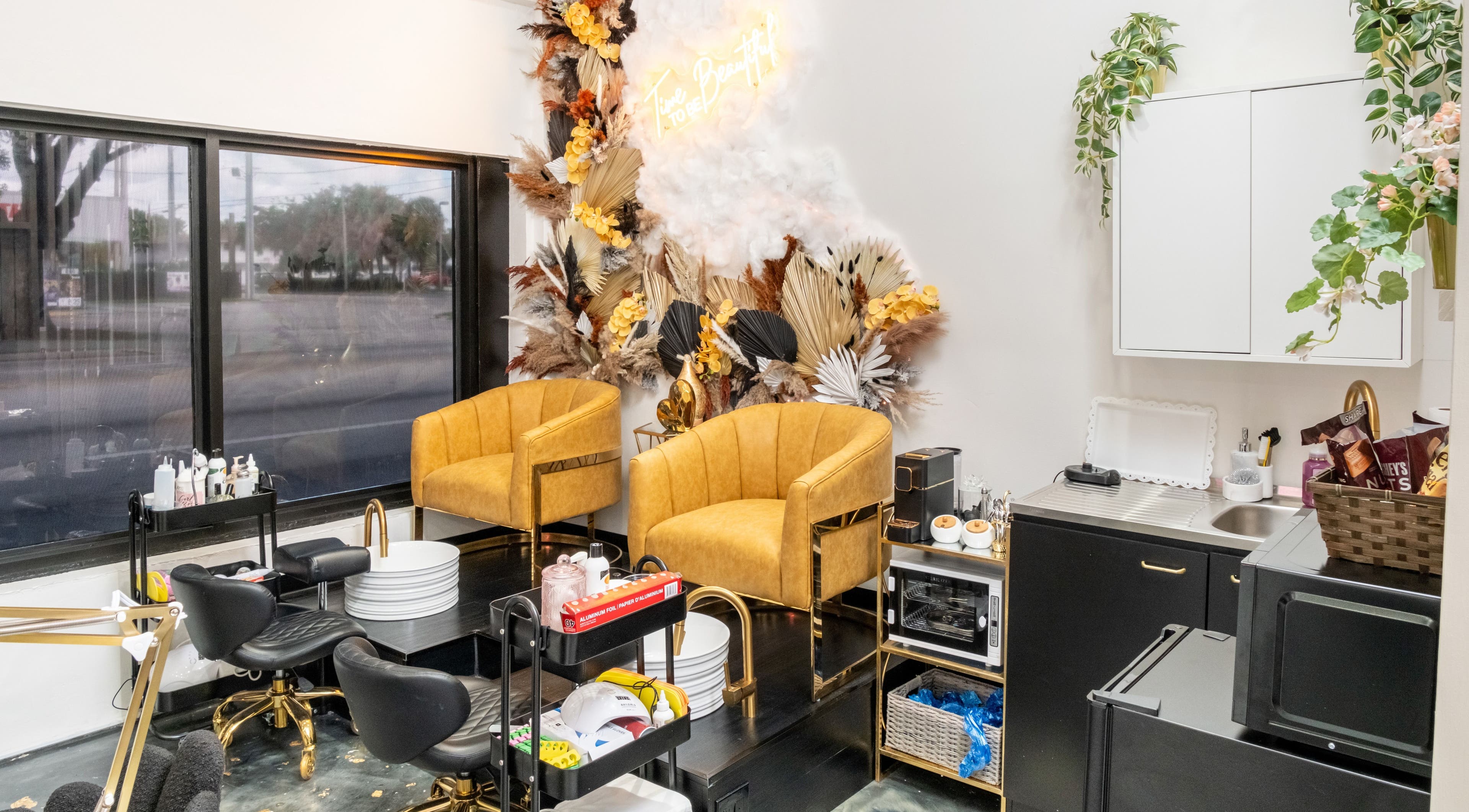 Espacio elegante en Beauty Style by Yanet, Miami, Florida, US, con sillas doradas y decoración natural.