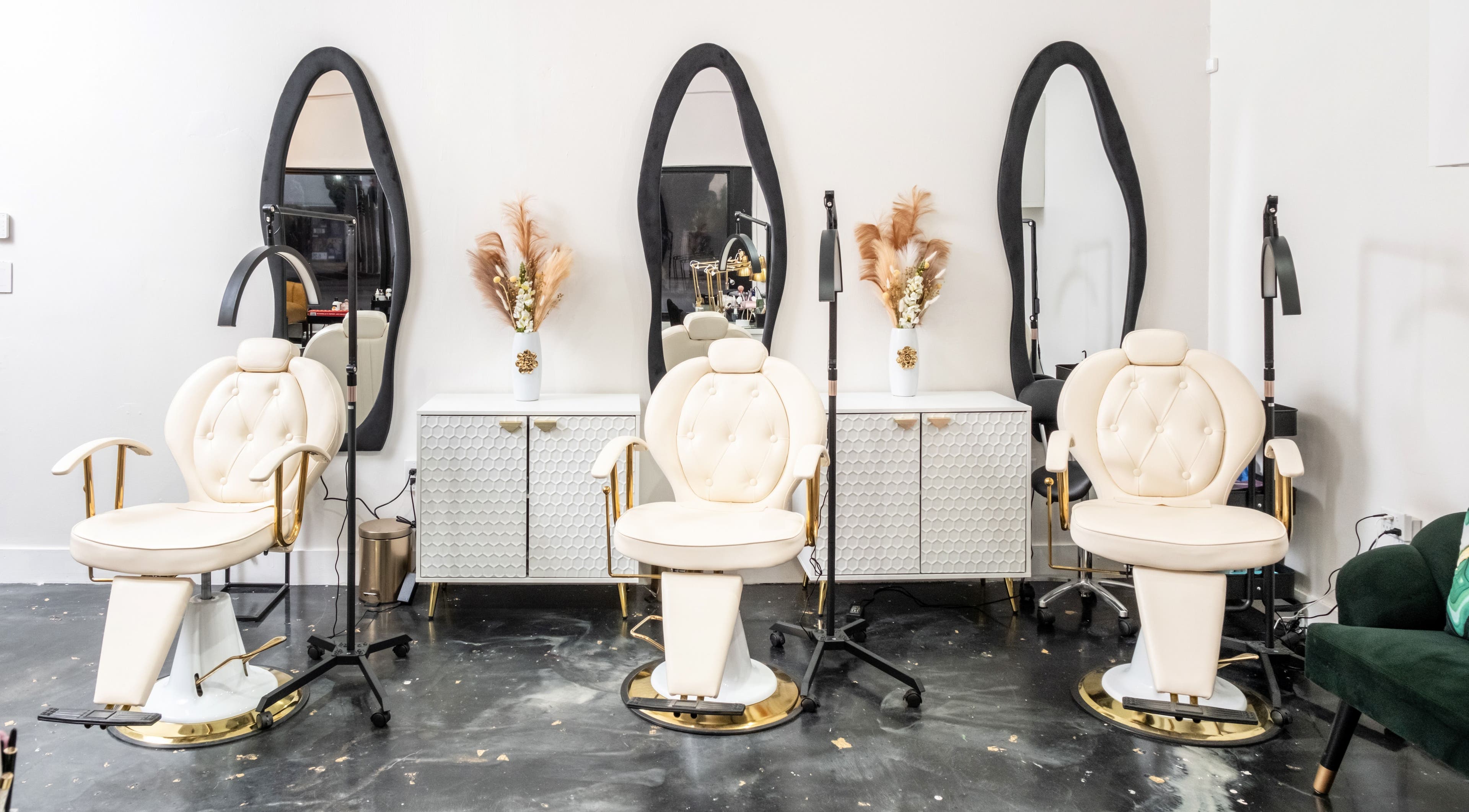 Interior de lujo en Beauty Style by Yanet, Miami, Florida, US con sillas de salón elegantes y espejos altos.