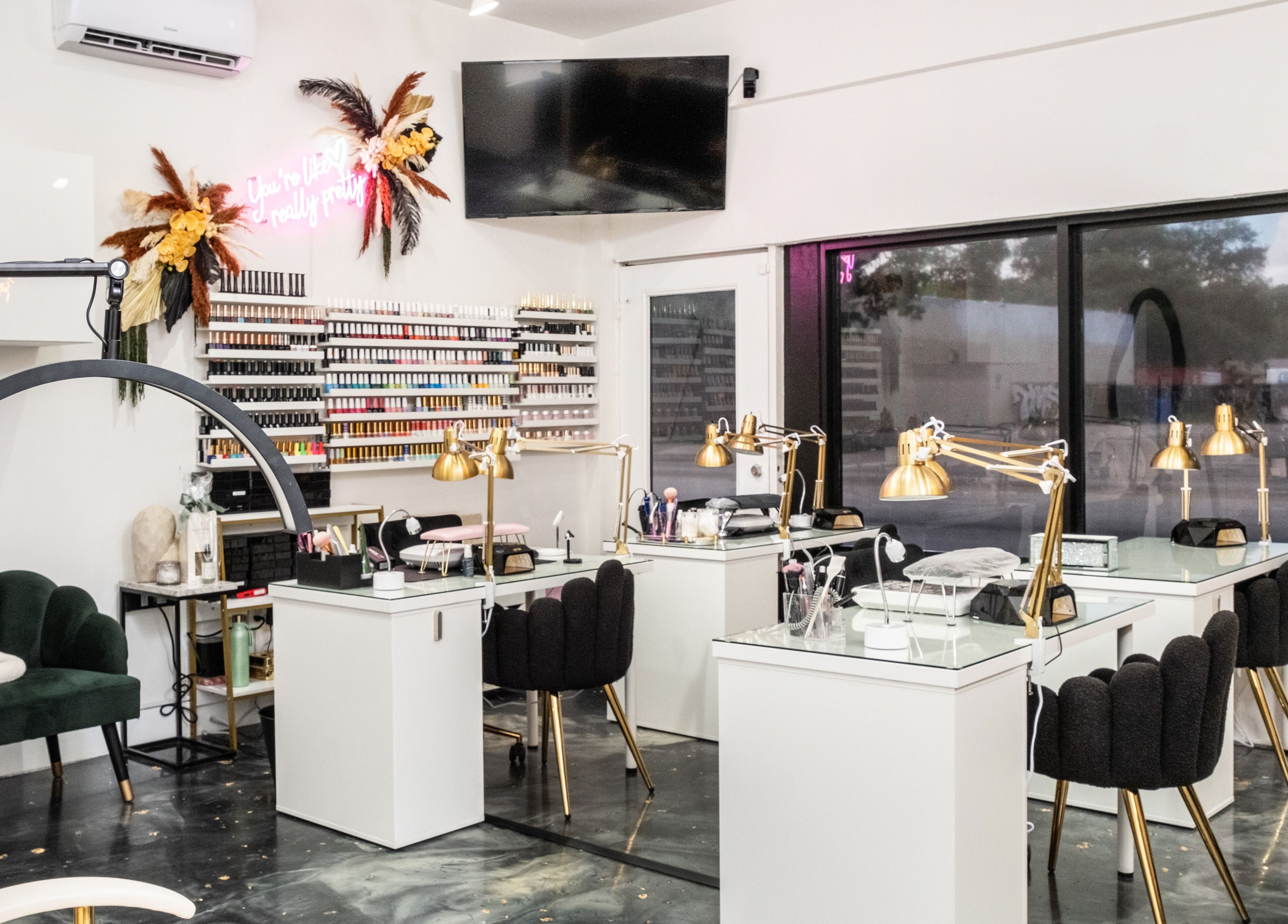 Sofisticado salón de belleza en Beauty Style by Yanet, Miami, Florida, US, con elegantes estaciones de manicura.