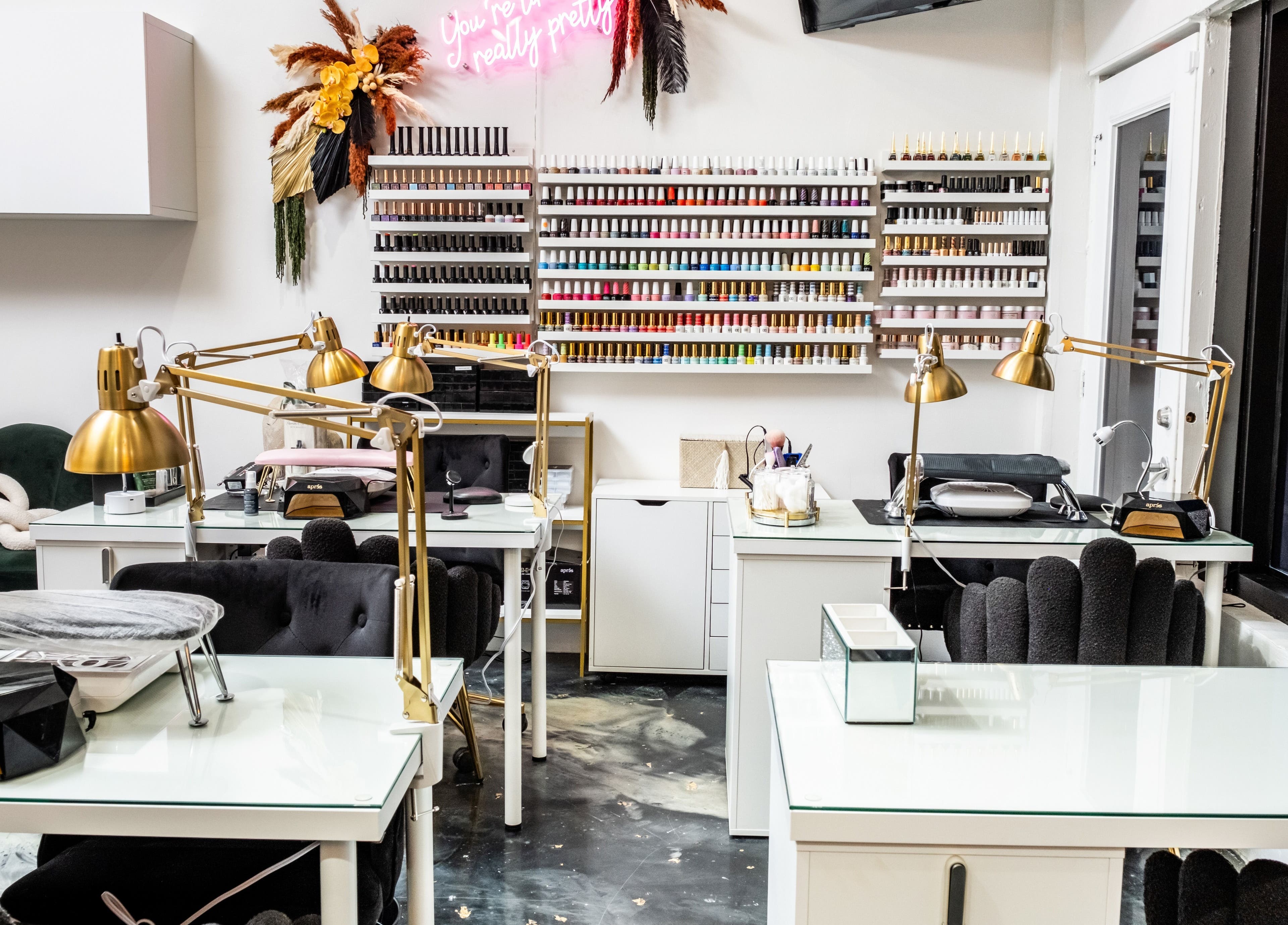 Sala de manicure elegante en Beauty Style by Yanet, Miami, Florida, US con herramientas de belleza.