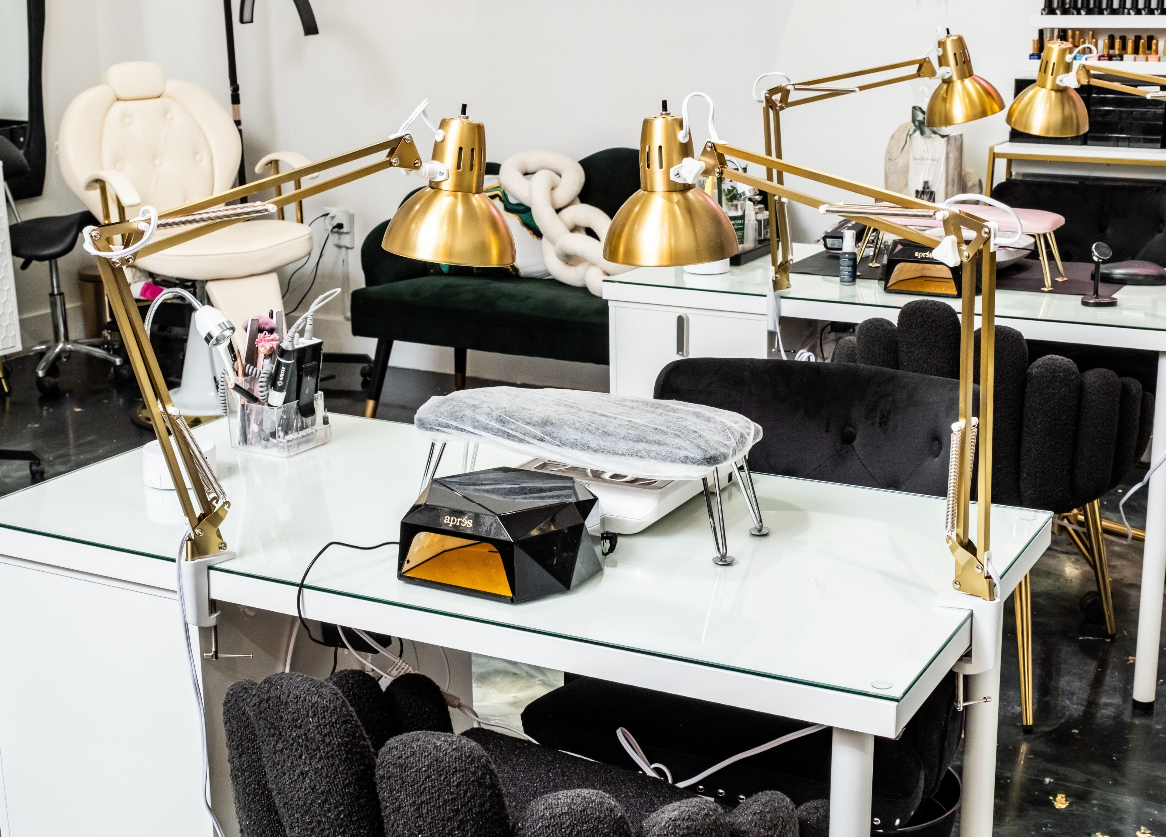 Estudio moderno en Beauty Style by Yanet, Miami, Florida, US, con estaciones de uñas y lámparas doradas.