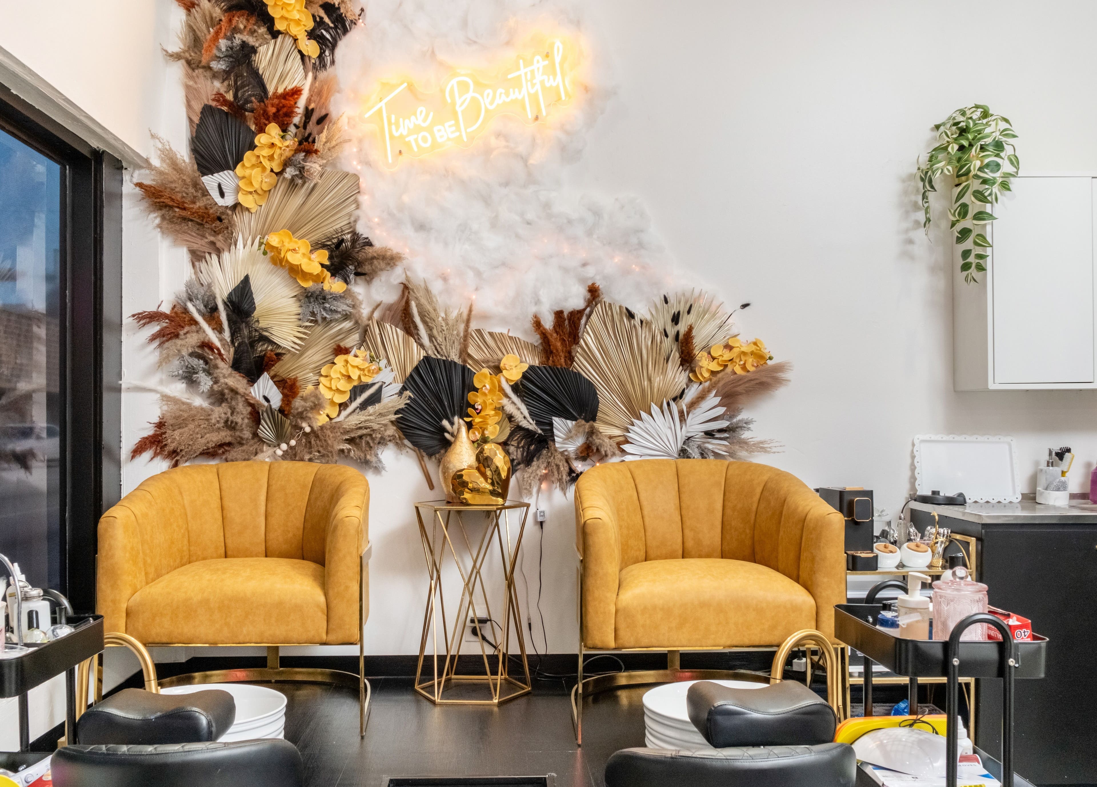 Área de asientos elegante en Beauty Style by Yanet, Miami, Florida, US, con decoración floral y letrero iluminado.