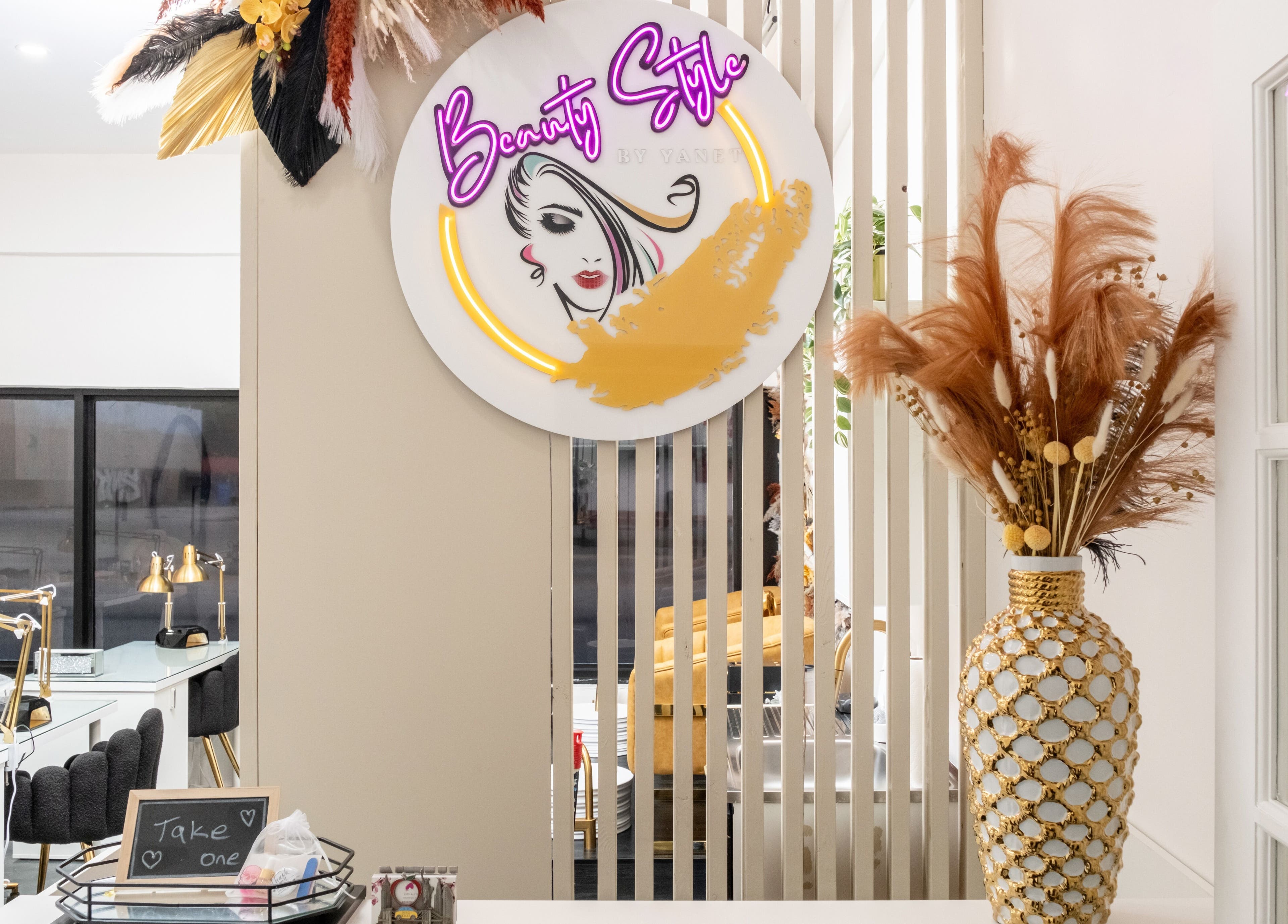 Interior elegante de Beauty Style by Yanet, Miami, Florida, US, con decoración moderna y acogedora.