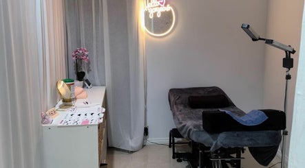 JESS' BEAUTY STUDIO 869