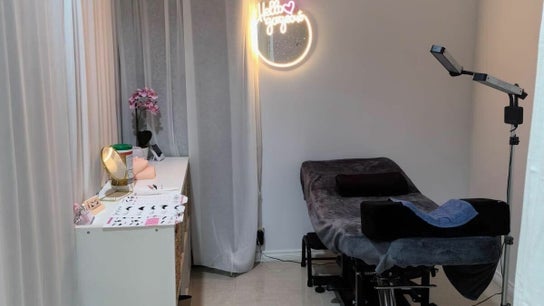 JESS' BEAUTY STUDIO 869