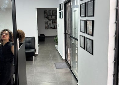 Interior moderno de BC en San Luis Potosí, MX con paredes decoradas y mobiliario elegante.