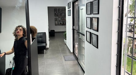 Interior moderno de BC en San Luis Potosí, MX con paredes decoradas y mobiliario elegante.