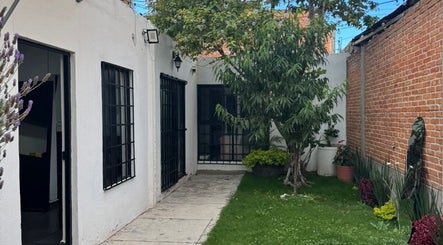 Jardín acogedor en BC, San Luis Potosí, San Luis Potosí, MX. Espacio verde ideal para relajación.