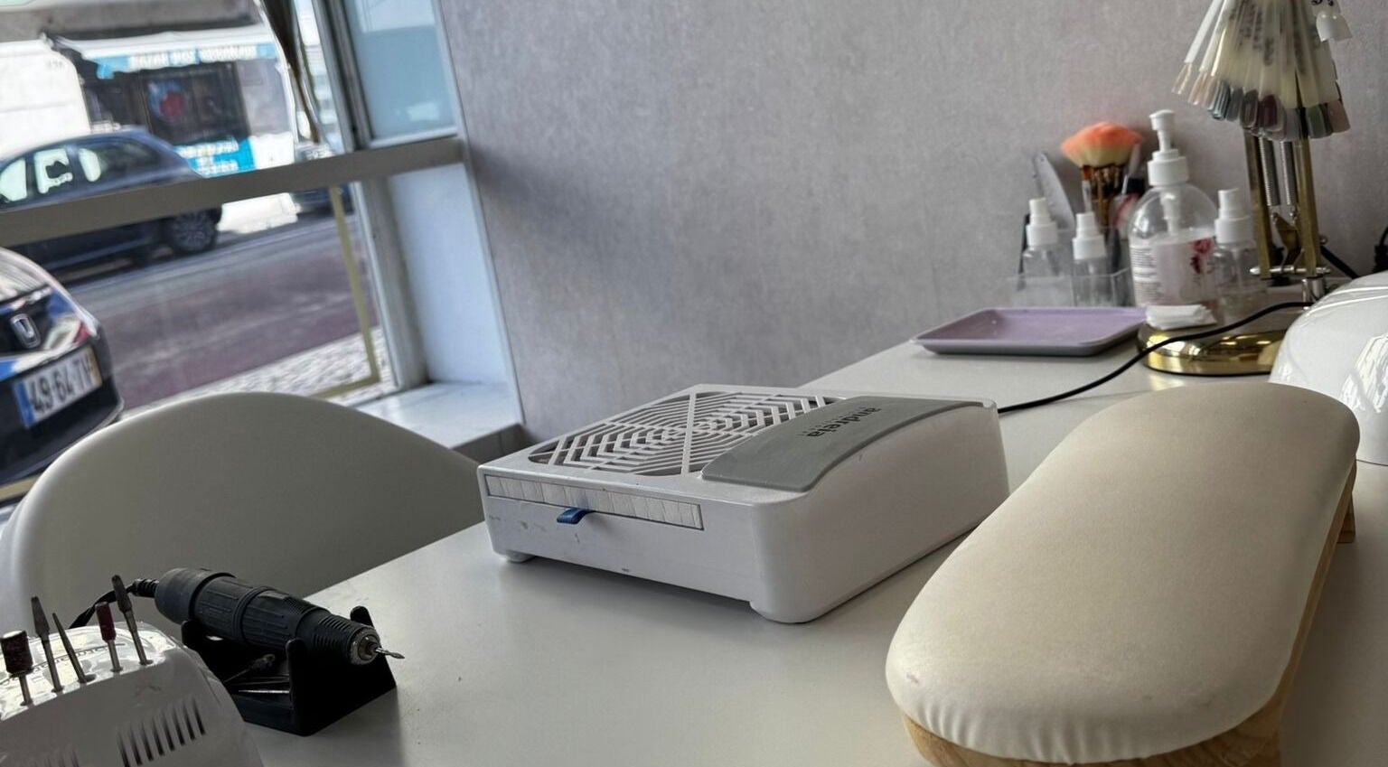 Mesa de manicure profissional no GS Beauty Studio, Queluz, Lisboa, PT com ferramentas e produtos organizados.