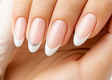 Unhas francesas impecáveis em GS Beauty Studio, Queluz, Lisboa, PT, destacando beleza e sofisticação.